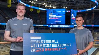 Stehen da, wo sie Ende Juli die WM-Krone im Faustball holen wollen: Der Pfungstädter Patrick Thomas (l.) und Felix Klassen vom TV Käfertal.