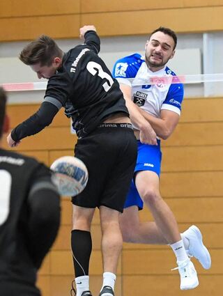 Marcel Stoklasa (r.), hier im Bundesliga-Spiel gegen Unterhaugstetts Michael Ochner, gehört zum Kader der deutschen Faustball-Nationalmannschaft.