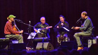 Verschworene Gemeinschaft auf der Bühne (v.l.): Hank Roberts, Bill Frisell, Petra Haden und Luke Bergman.
