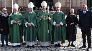 Vertreter des Bonifatiuswerkes mit OB Stefanie Seiler, den Bischöfen Otto Georgens, Czeslaw Kozon aus Kopenhagen, Karl-Heinz Wiesemann und Philippe Jourdan aus Tallin sowie Ordensschwester Margareta Kühn.