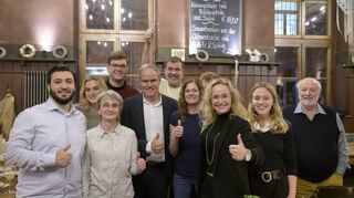 Daumen hoch: In der „Kulturbrauerei“ feiert Oberbürgermeister Eckart Würzner seinen Erfolg beim ersten Wahlgang mit Unterstützern.
