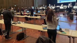 Für die Opfer der Bluttat in Oggersheim legte der Ludwigshafener Stadtrat am Montag im Pfalzbau zwei Gedenkminuten ein – für jedes Opfer eine.