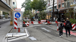 Auto-Sperrung in der Fressgasse vor der Breiten Straße.