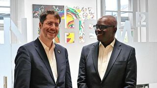 David Linse, Fachbereichsleiter Internationales der Stadt Mannheim (links), und Modupe Williams, Stadtplaner aus Freetown, im Gespräch.