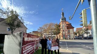 Bauhofleiter Wolfgang Unverricht (v.l.), Bürgermeister Achim Weitz und Sabine Köhler werben für den Weihnachtsmarkt in Heddesheim.