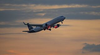 Zehn Euro verdient die Lufthansa an einem Ticket. Bei Inlandsflügen ist die Marge kleiner. Das Geld bringen die Fernflüge in die USA oder nach Asien.