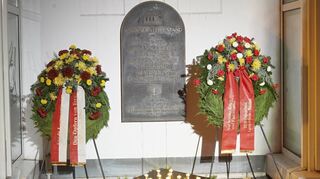 Kränze zum Gedenken, wo einst die Lampertheimer Synagoge stand. Unser Bild stammt aus dem Jahr 2021.