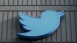 Das Logo von Twitter an einem Firmengebäude in San Francisco.