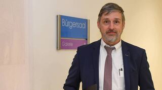 Der von der Stadt beauftragte Gutachter Ronald Haselsteiner am Dienstag im Foyer des Stadthauses N 1.