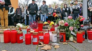 Mehr als 200 Menschen haben am Mittwoch auf dem Ludwigshafener Hauptfriedhof Abschied von den beiden Opfern der Messerattacke in Ludwigshafen genommen.  Das Bild stammt von einem Gedenkzug am 23. Oktober.