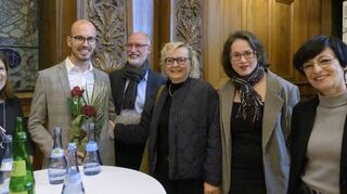 Sören Michelsburg (2.v.l.) am Sonntagabend mit Unterstützerinnen, darunter Bürgermeisterin Stefanie Jansen (r.). Mittwoch zog er seine OB-Kandidatur zurück.