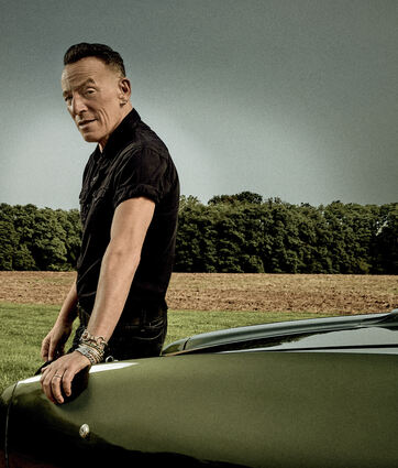 Auch die Pose ist klassisch: Bruce Springsteen auf dem Cover von „Only The Strong Survive“, seinem 21. Studioalbum seit 1973.