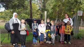 Gemeinsam mit ihren Betreuerinnen gingen die Kinder im Dossenwald auf Tuchfühlung mit Auerochsen.