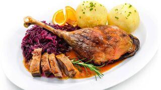 Für eine Gans muss man jetzt in Lokalen deutlich mehr Geld hinlegen als in den vergangenen Jahren, sofern sie überhaupt auf der Speisekarte steht.