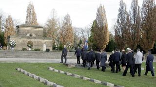 Mit Fahnen und Kränzen: Marsch zum Mahnmal für die Toten in den Kriegen auf dem Hauptfriedhof.
