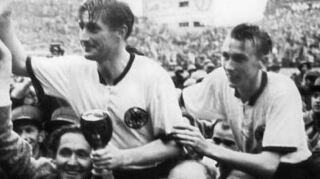 Horst Eckel (rechts) mit Kapitän Fritz Walter nach dem Finalsieg 1954.