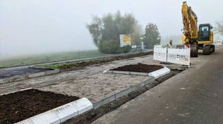 Vollsperrung der Weinheimer Straße: Der Radweg (l.) ist fast fertig. Auch Fahrbahnteiler und Furt sollen bis 25. November so weit sein.