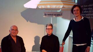 Blumeninsel, Stühle, Schirm und Kühlbox: „Wir machen´s uns schön“ sagen (v.l.) Norbert Illig, Constanze Illig und Annette Dorothea Weber.
