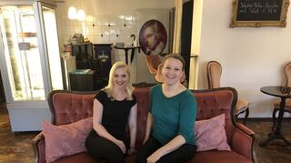 Freuen sich auf die Lesung: Christiane Bonkat (l.) und Stephanie Urbach.