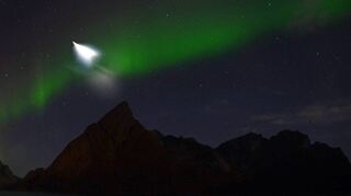 Polarlicht-Forscher auf den Lofoten haben die Durchzündung einer Trägerrakete fotografiert, ein sogenanntes Burn-up. Es war eine von 10 000 Meldungen in den vergangenen 49 Jahren.