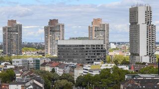 Der Büroturm des Collini-Centers (Bildmitte) soll weg, der Wohnturm (rechts) und die drei Hochhäuser am Neckarufer (Hintergrund) bleiben.