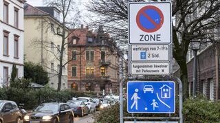 In der Weststadt dürfen nur Bewohner ihre Autos abstellen. Dafür zahlen sie eine Gebühr, die 2023 deutlich angehoben wird. Ein Modell für andere Stadtteile?