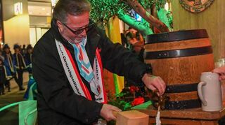 Vier Schläge reichten: Bodo Tschierschke, Präsident des Feuerio, beim Fassbieranstich zum Auftakt der Fasnachtskampagne des Feuerio auf dem Münzplatz.