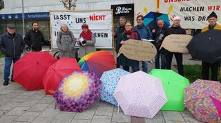 Die Bürgerinitiative "Lebenswertes Ludwigshafen" hat am Berliner Platz mit bunten Regenschirmen protestiert.
