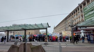 40 Bürgerinnen und Bürger haben für eine sofortige Sanierung der Haltestellen am Berliner Platz demonstriert.
