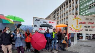 Mit dem Slogan "Lasst uns nicht im Regen stehen" machen sie auf das seit Jahren fehlende Dach aufmerksam.