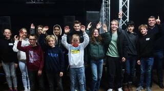 Der neugewählte Schriesheimer Jugendgemeinderat freut sich mit Bürgermeister Christoph Oeldorf (r.) über das Ergebnis.