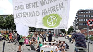 Protestaktion am 27. Juli in der Kunststraße: Das Amtsgericht hat das Verfahren gegen einen der Beteiligten eingestellt.