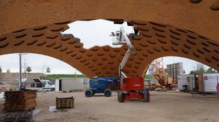 Der Abbau des Holzpavillons der Heilbronner Bundesgartenschau, der auch in Mannheim verwendet wird, hat begonnen.