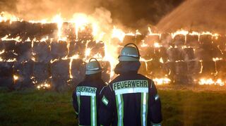 Mehrere hundert Strohballen brannten in der Nacht von Samstag auf Sonntag in Lampertheim.