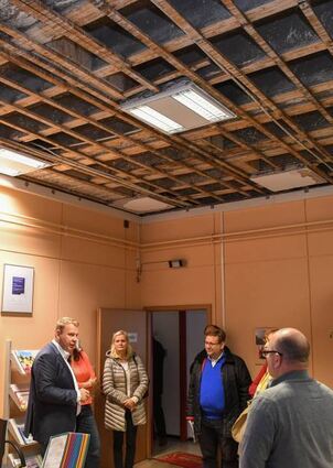 Die offene Decke in der maroden DLRG-Unterkunft im Herzogenried.