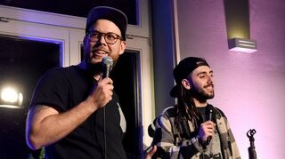 Witzig und ironisch inkludiert das Comedy-Duo Tobi Käp (links) und Timur Turga die eigenen Handicaps in ihre Show im Casino am Capitol.