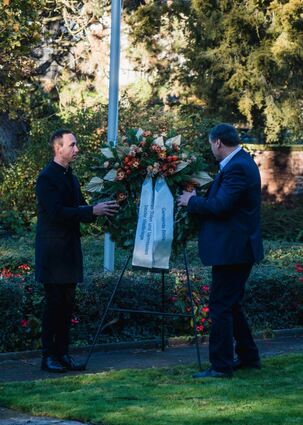Kranzniederlegung zum Volkstrauertag auf dem alten Friedhof in Biblis,
v.l. Gemeindevertreter Konstantin Grossmann und Buergermeister Volker Scheib bei der Kranzniederlegung,
13.11.2022,
//Foto: Berno Nix / Julian Loesch