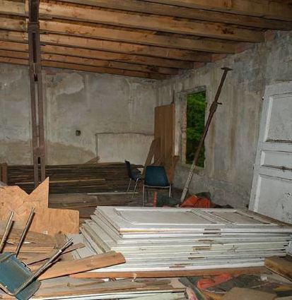 Müll im Kompressorenhaus im Naturschutzgebiet Ölberg.