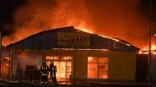 Nichts mehr zu retten: Dieser Supermarkt in Lautertal (Kreis Bergstraße) wurde vollständig Opfer der Flammen.
