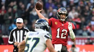 Nun haben Sandra Mühlfeld und andere deutsche NFL-Fans ihr Idol im Stadion erlebt: Tom Brady, Quarterback der Tampa Bay Buccaneers, wirft den Ball.