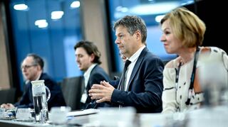 Wirtschaftsminister Robert Habeck (2.v.r.) nimmt an der 17. Asien-Pazifik-Konferenz der Deutschen Wirtschaft (APK) teil.