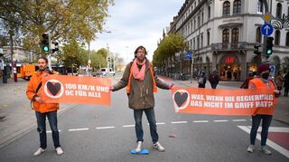 Aktivisten der Gruppe "Letzte Generation" blockieren die Sophienstraße in Heidelberg
