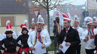Alexander Scholl (vorne l.) und Alexander Rank (daneben) eröffnen die Hofheimer Fastnachtskampagne und geben das Zusammengehen der Vereine bekannt.