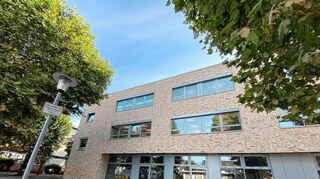 Aus der Beton- und Asphaltwüste vor dem Neubau an der Hans-Thoma-Schule soll ein attraktiver Pausenhof werden.