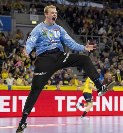 Pure Freude: Löwen-Torwart David Späth freut sich über eine seiner acht Paraden beim Sieg über Lemgo.