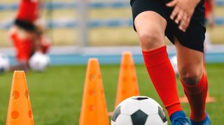 Wer stellt die Hütchen auf und leitet das Training? Sportvereine haben auch damit zu kämpfen, dass sich zu wenig Menschen ehrenamtlich engagieren.