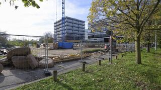 Der Bauzaun steht bereits: Das DKFZ investiert an der Berliner Straße im Neuenheimer Feld mehr als 100 Millionen Euro in einen zentralen Neubau.