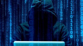 So stellen sich viele Menschen den typischen Hacker vor: Das Gesicht durch eine Kapuze verdeckt und immer den Laptop auf den Knien. Fakt ist: Hacker bleiben auch ohne Kapuze heute sehr oft unerkannt und insofern unbehelligt.