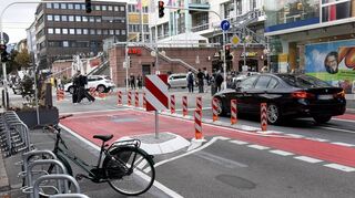 Eine wichtige Stelle beim Verkehrsversuch: Zwischen D 1 und C 1 ist die Durchfahrt in die Kunststraße gesperrt.