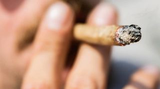 Kauf und Besitz von bis zu 30 Gramm Cannabis könnten bald legal sein. Allerdings wird noch diskutiert, ob für unter 21-Jährige besondere Regelungen gelten sollen.